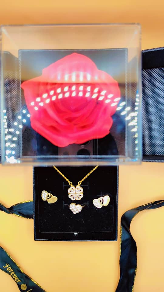 Coffret de Rose Éternel avec Collier à 4 Coeurs